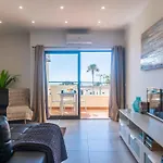 White T1 - Ocean View شقة